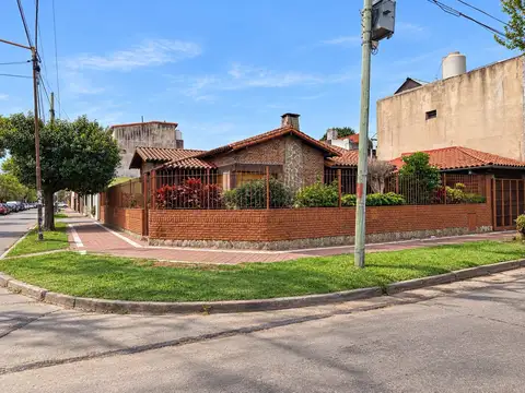 PH en esquina Tipo Casa de 4 Ambientes en Excelente Ubicación de San Andrés. Apto Credito.
