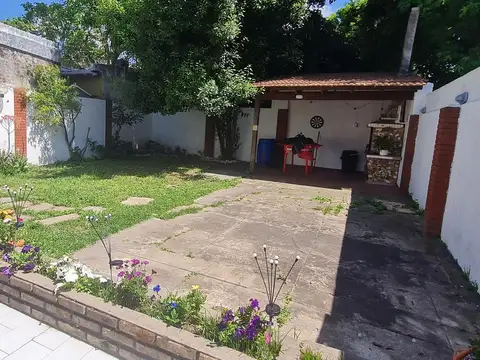 Casa con jardín, terraza y dos cocheras a metros de Av. Mitre y Panamericana- En Venta