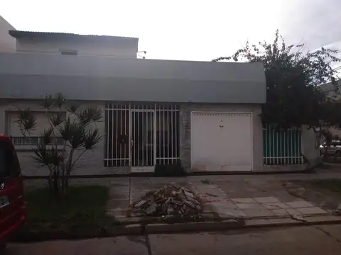 CASA 4 AMB. RAMOS MEJIA
