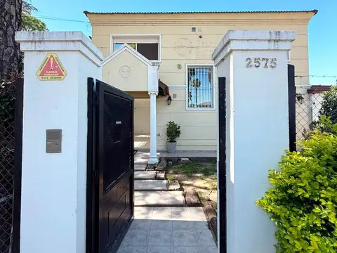 Alquiler Comercial Casa con varios ambientes y amplio jardín Funes Santa Fe