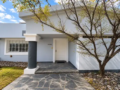 Casa en Alquiler con 3 cocheras