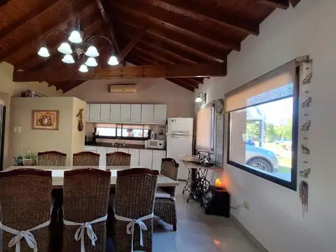 Casa 4 ambientes con 2 baños