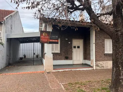 Casa dos dormitorios con patio y cochera en VENTA en Banfield. FINANCIA DUEÑO. 