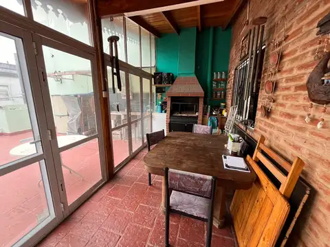 Casa 6 ambientes con 2 baños