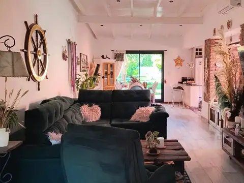 Casa a estrenar con pileta y parque