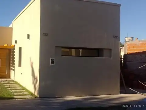 Casa a estrenar con pileta y parque