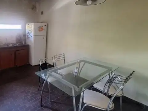 Casa 8 ambientes con 2 baños