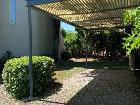 Casa en Alquiler Temporal con 4 cocheras