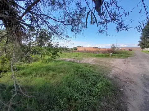 Se vende terreno de gran tamaño en excelente entorno