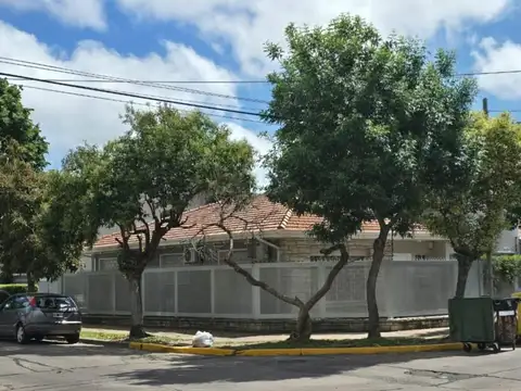 CASA 4 DOR. con PILETA en VENTA en Acassuso!!