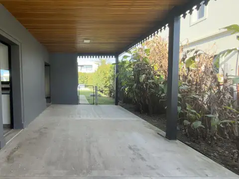Casa 5 ambientes con 4 baños