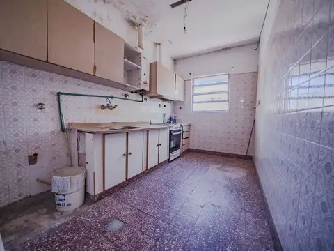 Casa 8 ambientes con 2 baños