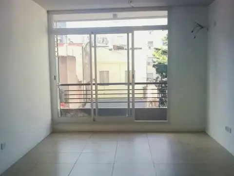 RETASADO - AMPLIO MONOAMBIENTE CON ESPACIO GUARDACOCHE AL CFTE BALCON - CON RENTA -