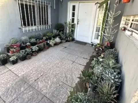CASA CON JARDIN de 2 ambientes en Del Viso