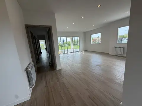 Casa 5 ambientes con 3 baños