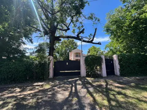 Chalen en venta en amplio lote Ituzaingo