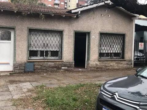 Casa en alquiler para uso profesional de 3 ambientes, con amplio fondo libre