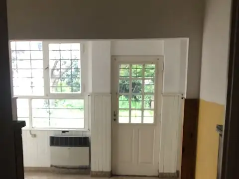 Casa en alquiler para uso profesional de 3 ambientes, con amplio fondo libre