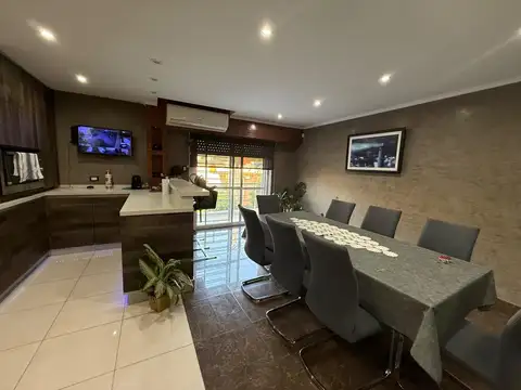 Excelente tipo casa de 4 ambientes con terraza