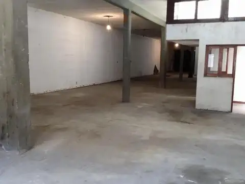 GALPON Y DEPARTAMENTO DE TRES AMBIENTES.