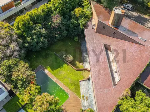 Casa en Venta con 3 cocheras