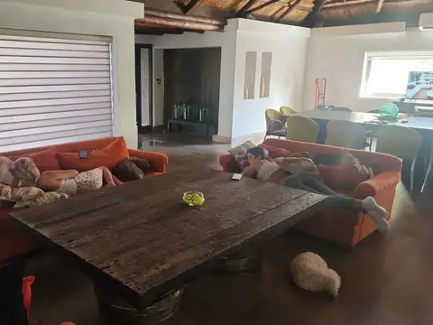 Casa en Venta con 2 cocheras