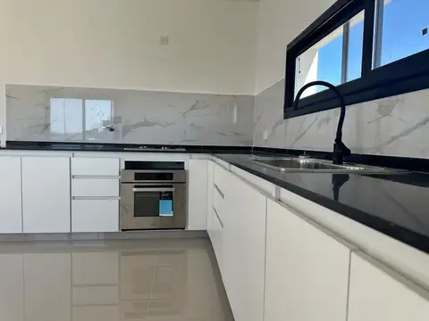 Casa en Venta con 4 cocheras