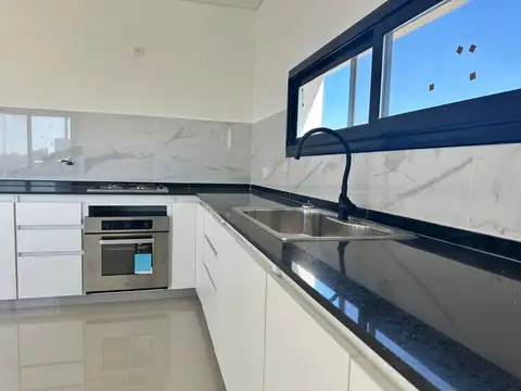 Casa 4 ambientes con 3 baños