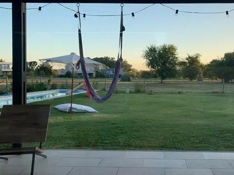 Casa en Alquiler con 4 cocheras