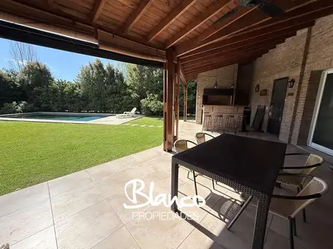 Casa 5 ambientes con 4 baños