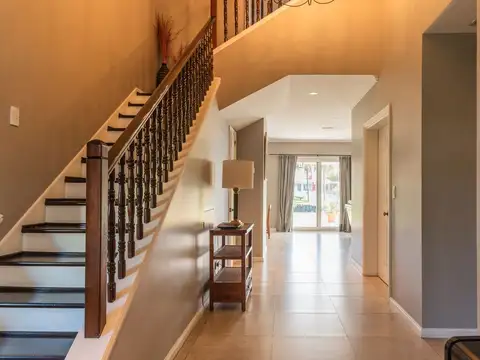 Casa en Alquiler con 1 cochera