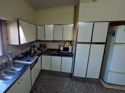 COMODA CASA EN VENTA . TRES DORMITORIOS