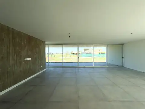 Casa de Tres Dormitorios en Planta Baja en venta en Vida Club de Campo
