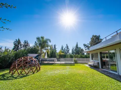 Casa en Alquiler con 4 cocheras