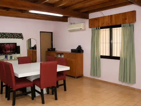 Casa 6 ambientes con 2 baños