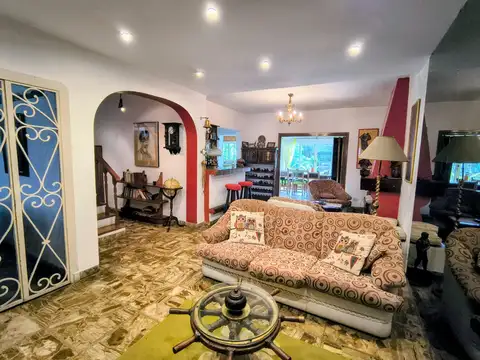 Casa de 7 ambientes, jardin quincho con parrilla y garage para 2 autos