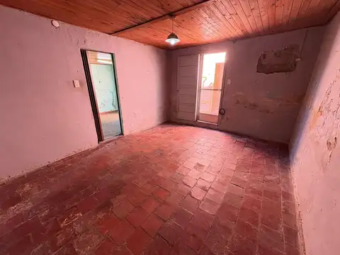 CASA INTERNA 2 DORM. EN B° ROMA A REFACCIONAR