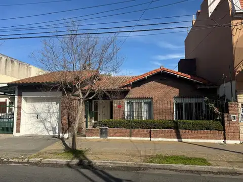 Casa 3 ambientes, única planta con jardin y pileta