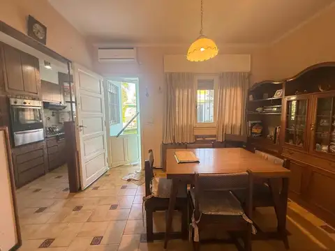 Casa 3 ambientes, única planta con jardin y pileta