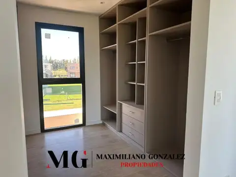 Casa en Venta con 3 cocheras