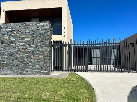 MODERNA CASA EN VENTA BARRIO CAISAMAR