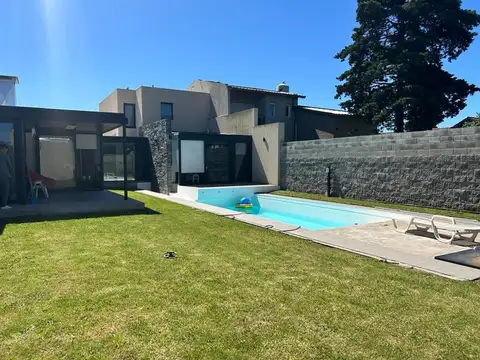 MODERNA CASA EN VENTA BARRIO CAISAMAR