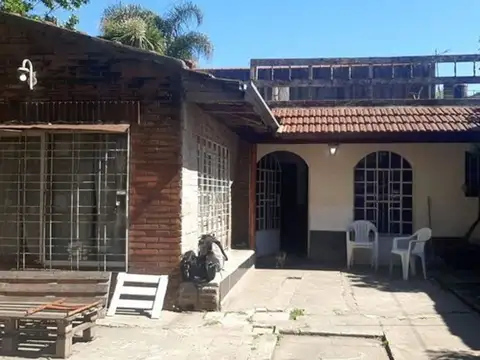 CASA EN VENTA DE 4 AMBIENTES EN BURZACO