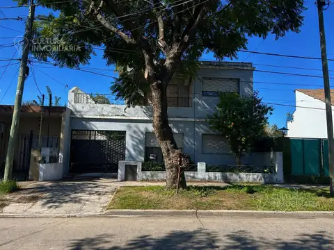 VENTA HURLINGHAM CASA 5 AMBIENTES JARDIN Y COCHERA IDEAL MULTIFAMILIAR