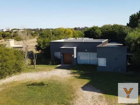 Casa en venta - 4 Dormitorios 3 Baños - Pinamar