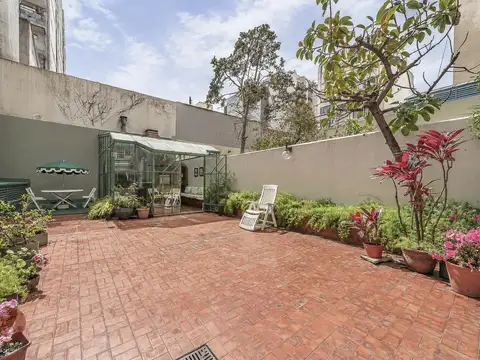 3 AMBIENTES, LUMINOSO, PATIO 124 M2, JARDIN DE INVIERNO, SECTOR PARRILLA CUB., FTE. FUND. FAVALORO