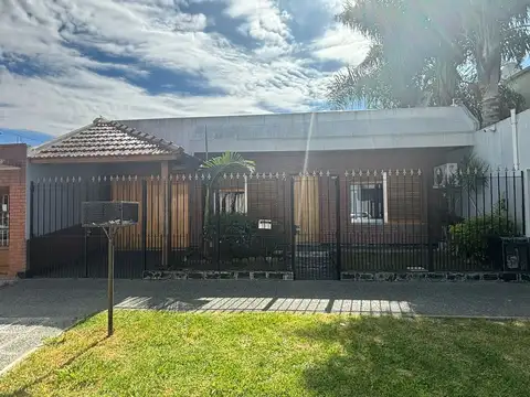 Casa en venta de 4 Ambientes con patio, quincho y garage para 2 autos