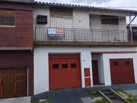 Una casa en Ph al frente con garaje para dos autos y tres dormitorios