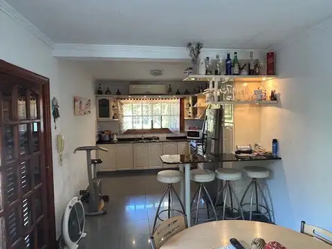 EXCELENTE Casa en Valentin Alsina con 2 Cocheras, a 5`de Cap