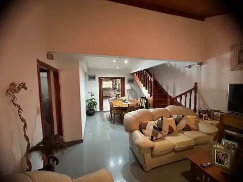 Casa en Venta con 2 cocheras
